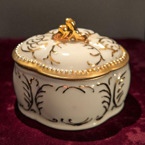 Beautiful Vintage Trinket Box Porcelain trimmed in Gold 2.5" - Picture 1 of 5